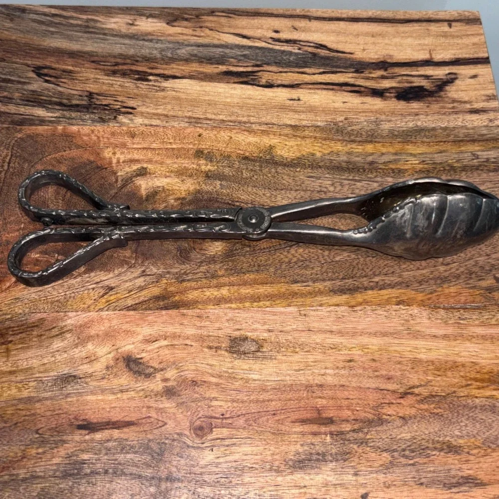 International Silver Co.‎ Silver Vintage Serving Tongs Ornate Shell Victorian